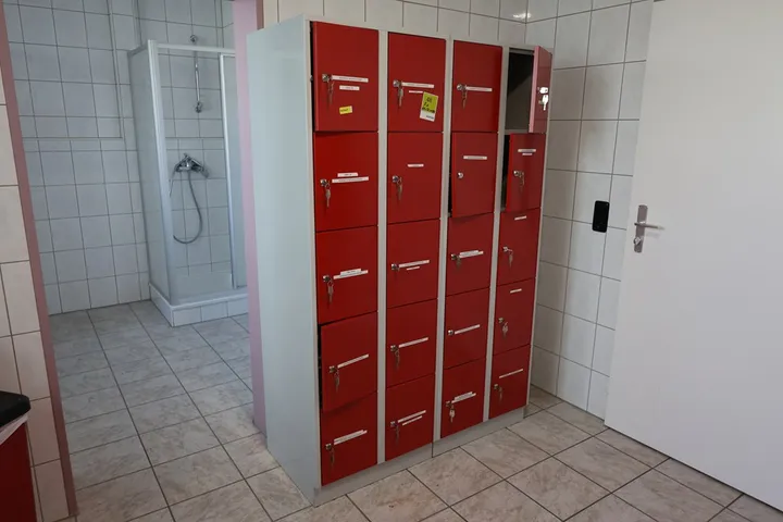 2 x Umkleidespind Maße: 60 x 50 x 180 cm